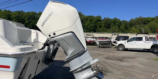 2019 Boston Whaler 230 OUTRAGE / 23OUT