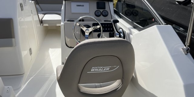 2025 Boston Whaler 210 VANTAGE / 21VNT