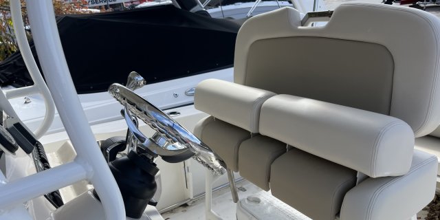 2025 Boston Whaler 230 OUTRAGE / 23OUT