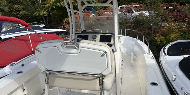 2025 Boston Whaler 230 OUTRAGE / 23OUT