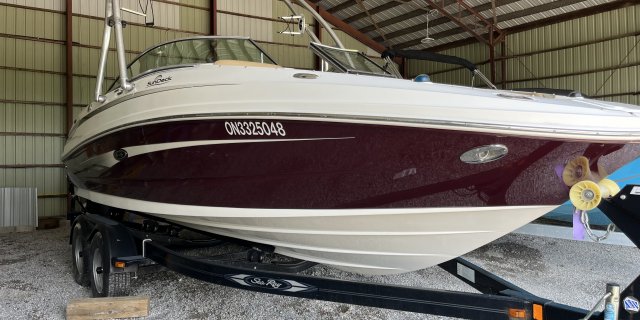 2011 Sea Ray 220 SUN DECK