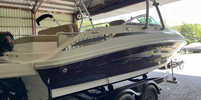 2011 Sea Ray 220 SUN DECK